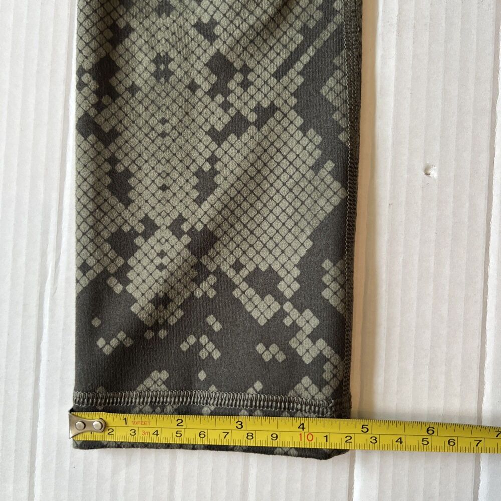 Lululemon Size 2 Army Green Black Snake Print Crop Leggings EXCELLENT - Picture 5 of 11